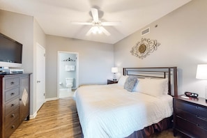 2 bedrooms, iron/ironing board, WiFi, bed sheets - Beachfront condo with Gulf-view balcony, W/D, pools, hot tub, tennis, & gym (Orange Beach)