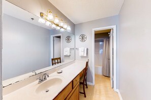 Shower, hair dryer, towels - Beachfront condo with Gulf-view balcony, W/D, pools, hot tub, tennis, & gym (Orange Beach)