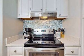 Fridge, microwave, oven, stovetop - Adorable Studio on Beach W/ Shared Pool, Private Balcony, & Beach Access (Orange Beach)