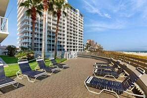 Terrace/patio - Stunning oceanfront top-floor condo with Gulf views, central AC & pool access (Orange Beach)