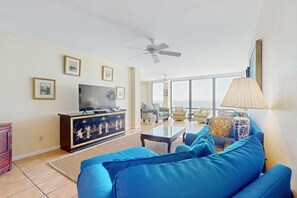 Ein Wohnzimmer mit Sofa, Fernseher und Dekorationselementen.