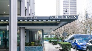 A hotel entrance with a sign reading "ELECTRA 989 NELSON". - Modern & Cozy Stay in Prime DT (Vancouver)