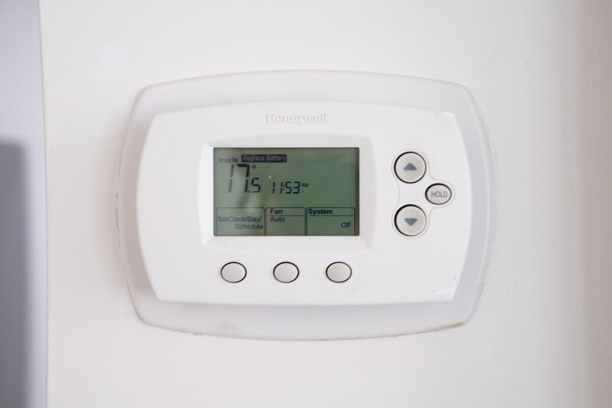 Un termostato Honeywell instalado en una pared.