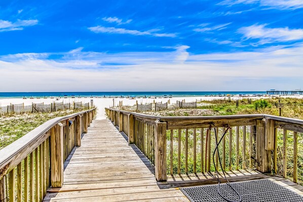 On the beach - Beach front paradise w/ beautiful views, outdoor pool, & sauna (Orange Beach)