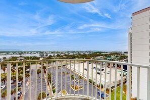 Property grounds - Gulf front condo w a full kitchen, private balcony, shared pools, & hot tub (Orange Beach)