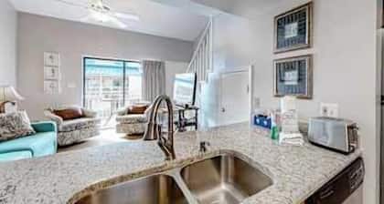 Inviting condo w/ a spacious living area, shared pools, & easy beach access