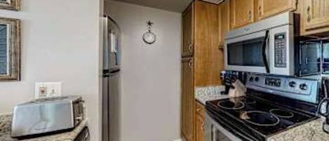 Coffee/tea maker, fridge, microwave, oven