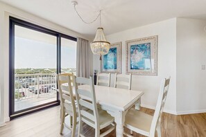 Dining - Elegant beachfront condo with wraparound balcony, Gulf views & pools (Orange Beach)