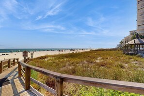 On the beach - Gulf-front condo with furnished balcony, pools & hot tub (Orange Beach)