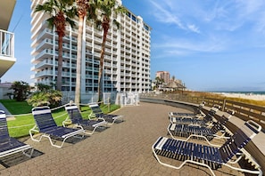 Terrace/patio - Gulf-front condo with furnished balcony, pools & hot tub (Orange Beach)