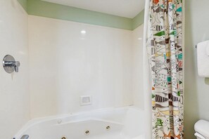 Shower, towels - Beachfront property with Gulf-view balcony, outdoor pool & hot tub - near shops (Orange Beach)
