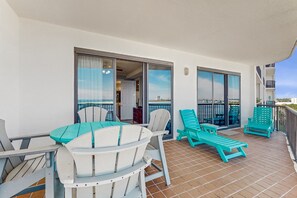 Outdoor dining - Gulf-front condo with beautiful views of The Pass, pools & hot tubs (Orange Beach)