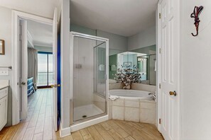 Shower, hair dryer, towels - Gulf-front condo with beautiful views of The Pass, pools & hot tubs (Orange Beach)