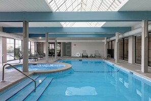 Pool - Inviting Gulf-front condo with hot tub, pool & spacious, furnished balcony (Orange Beach)