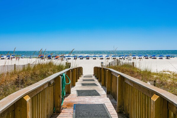 On the beach - Beachfront condo w/ balcony & resort pools, gym, and sauna (Orange Beach)