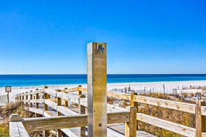On the beach - Spacious condo with Gulf-front views & access to pools, hot tub, gym (Orange Beach)