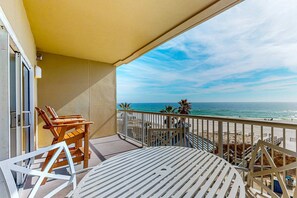 Outdoor dining - Spacious condo with Gulf-front views & access to pools, hot tub, gym (Orange Beach)