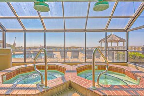 Pool - Gulf-front, 7th-floor condo with corner balcony, amazing view, pools & hot tub (Orange Beach)