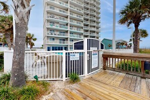 Property grounds - Beachfront condo with Gulf views, beach access, in/outdoor pools, elevator, W/D (Orange Beach)