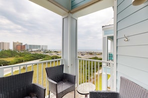 Property grounds - Gulf view condo with pool, balcony, easy beach access & washer/dryer (Orange Beach)