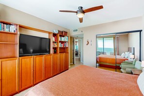 3 bedrooms, WiFi, bed sheets - Waterfront oasis with direct beach access, pool, hot tub, & gym (Orange Beach)