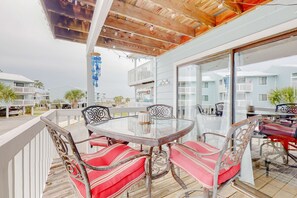 Outdoor dining - Calming water view condo with full kitchen, balcony, pool, & TV - close to park (Orange Beach)