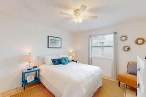2 bedrooms, iron/ironing board, WiFi, bed sheets - Calming water view condo with full kitchen, balcony, pool, & TV - close to park (Orange Beach)