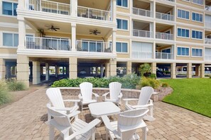 Outdoor dining - Beachfront at Marlin Key, Dazzling Views, Pool & Private Boardwalk to Sand (Orange Beach)