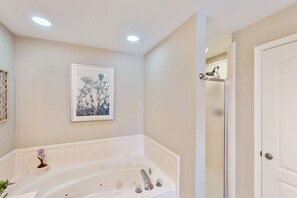 Shower, towels - Beachfront at Marlin Key, Dazzling Views, Pool & Private Boardwalk to Sand (Orange Beach)
