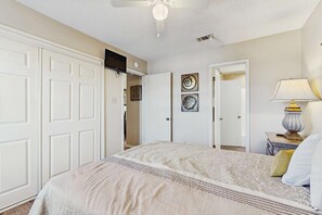 2 bedrooms, iron/ironing board, WiFi, bed sheets - First floor condo with shared pool, close to the beach, and washer & dryer (Gulf Shores)