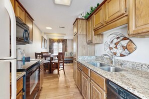 Fridge, microwave, oven, stovetop - First floor condo with shared pool, close to the beach, and washer & dryer (Gulf Shores)