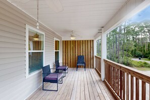 Terrace/patio - Delightful condo near the beach & town with WiFi, central AC, full kitchen & W/D (Dauphin Island)