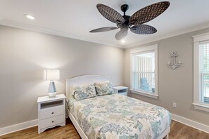 2 bedrooms, WiFi, bed sheets - Delightful condo near the beach & town with WiFi, central AC, full kitchen & W/D (Dauphin Island)