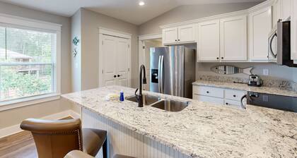Delightful condo near the beach & town with WiFi, central AC, full kitchen & W/D