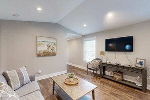 TV - Delightful condo near the beach & town with WiFi, central AC, full kitchen & W/D (Dauphin Island)