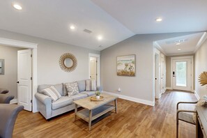 TV - Delightful condo near the beach & town with WiFi, central AC, full kitchen & W/D (Dauphin Island)