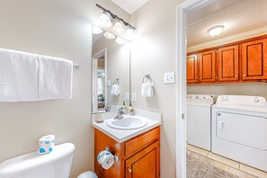 Shower, towels - Perfectly located condo with beach access - deck, internet, W&D, & AC (Dauphin Island)