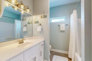 Shower, hair dryer, towels - Dog friendly coastal home with beach access, pool, pickleball & golf nearby (Dauphin Island)