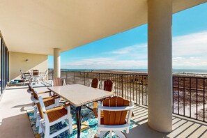 Outdoor dining - Beachfront condo with indoor & outdoor pools, hot tub, fitness center, tennis (Dauphin Island)