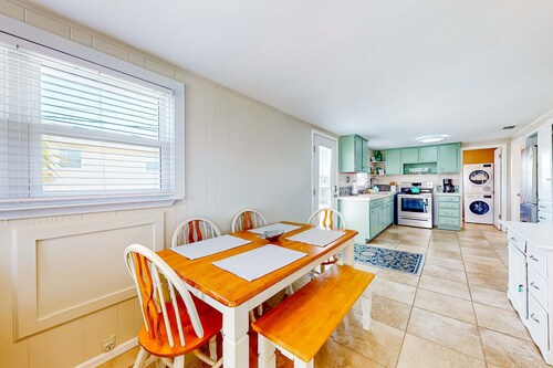 Gulf-view house with balcony, central AC, high-speed WiFi, full kitchen, & W&D