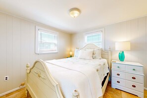 2 bedrooms, iron/ironing board, WiFi, bed sheets - Gulf-view house with balcony, central AC, high-speed WiFi, full kitchen, & W&D (Dauphin Island)