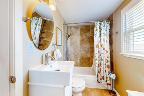Shower, hair dryer, towels - Gulf-view house with balcony, central AC, high-speed WiFi, full kitchen, & W&D (Dauphin Island)