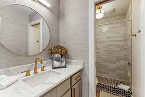 Shower, hair dryer, towels - Serene sound-front home with a covered patio, dock, and swing bed (Dauphin Island)