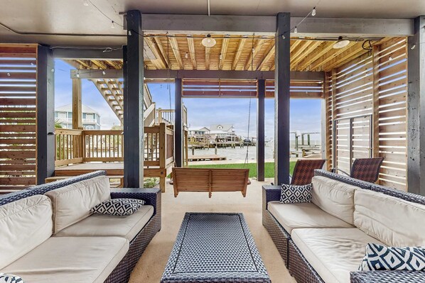 Terrace/patio - Serene sound-front home with a covered patio, dock, and swing bed (Dauphin Island)