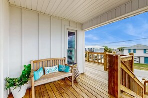Terrace/patio - Serene sound-front home with a covered patio, dock, and swing bed (Dauphin Island)