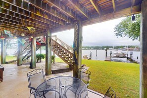Outdoor dining - Bayfront home with boat dock, water views, deck, & fish cleaning station (Dauphin Island)