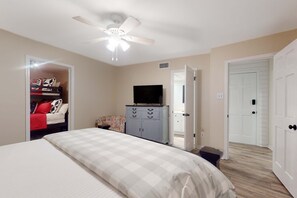 4 bedrooms, iron/ironing board, WiFi, bed sheets - Bayfront home with boat dock, water views, deck, & fish cleaning station (Dauphin Island)