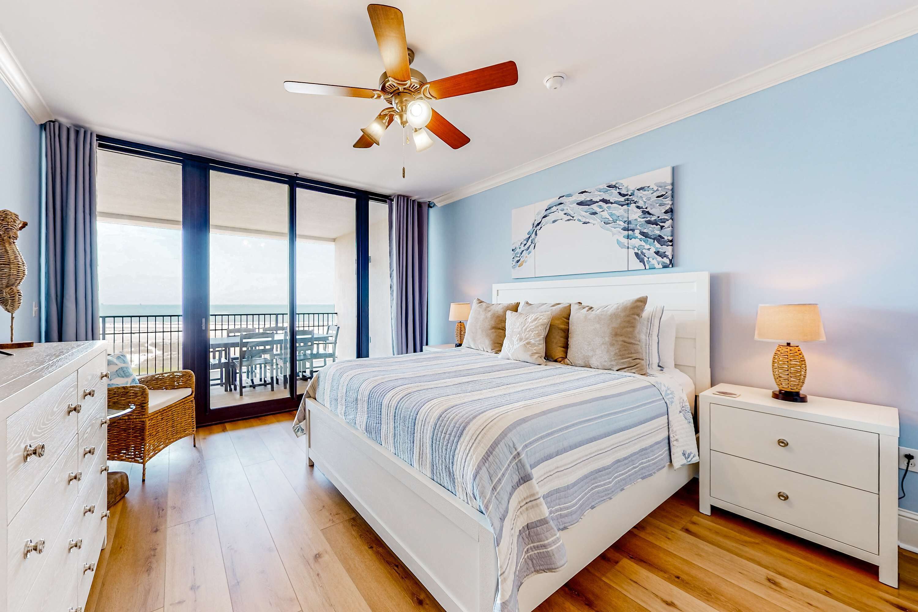 Tabla de planchar con plancha, wifi y ropa de cama 