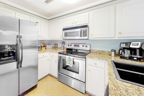 Refrigerador, microondas, horno y parrilla de estufa 