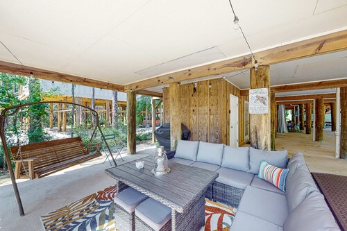 Dog-friendly, corner townhome steps from the beach with patio & WiFi